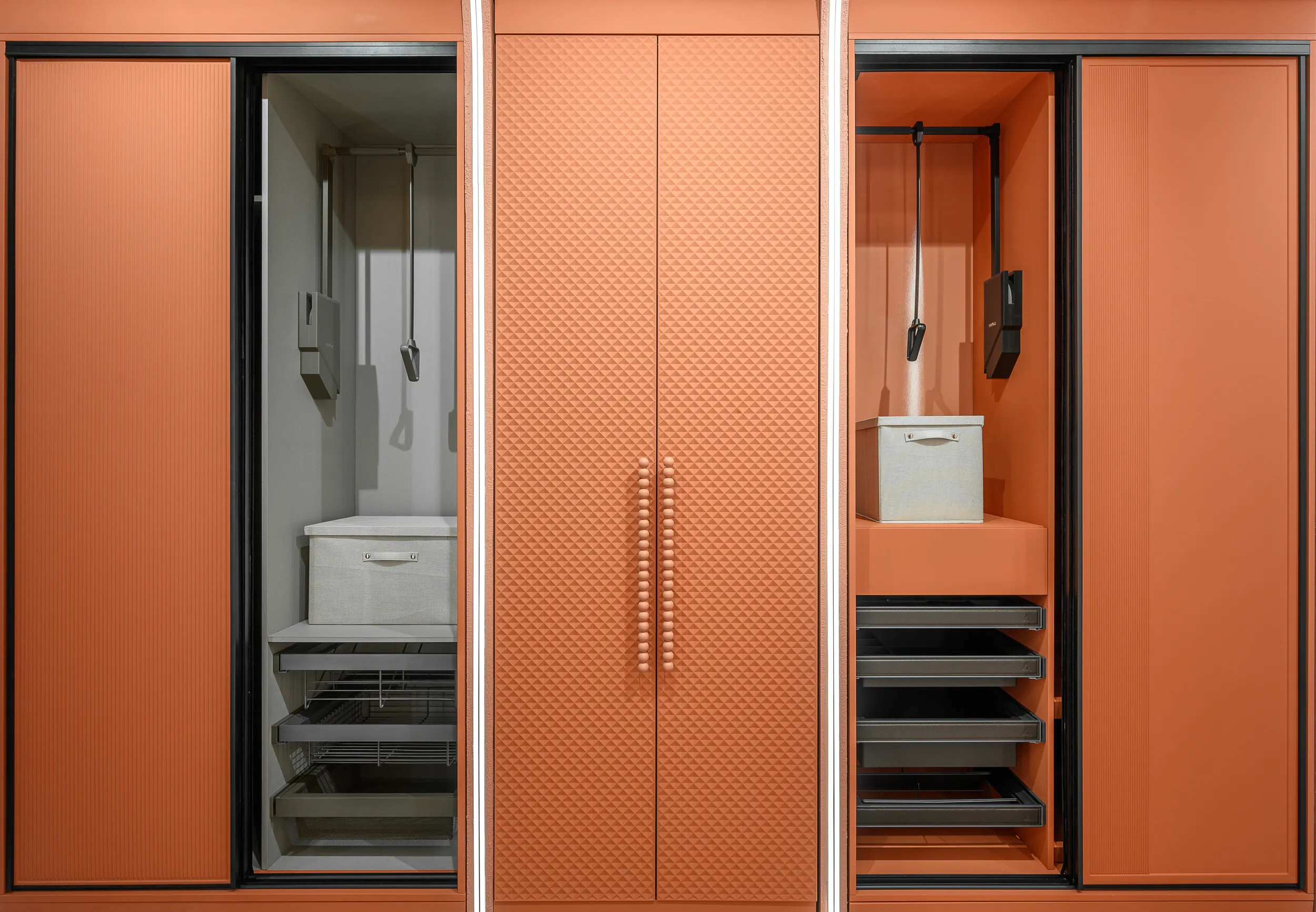 Шкаф со встроенным сейфом