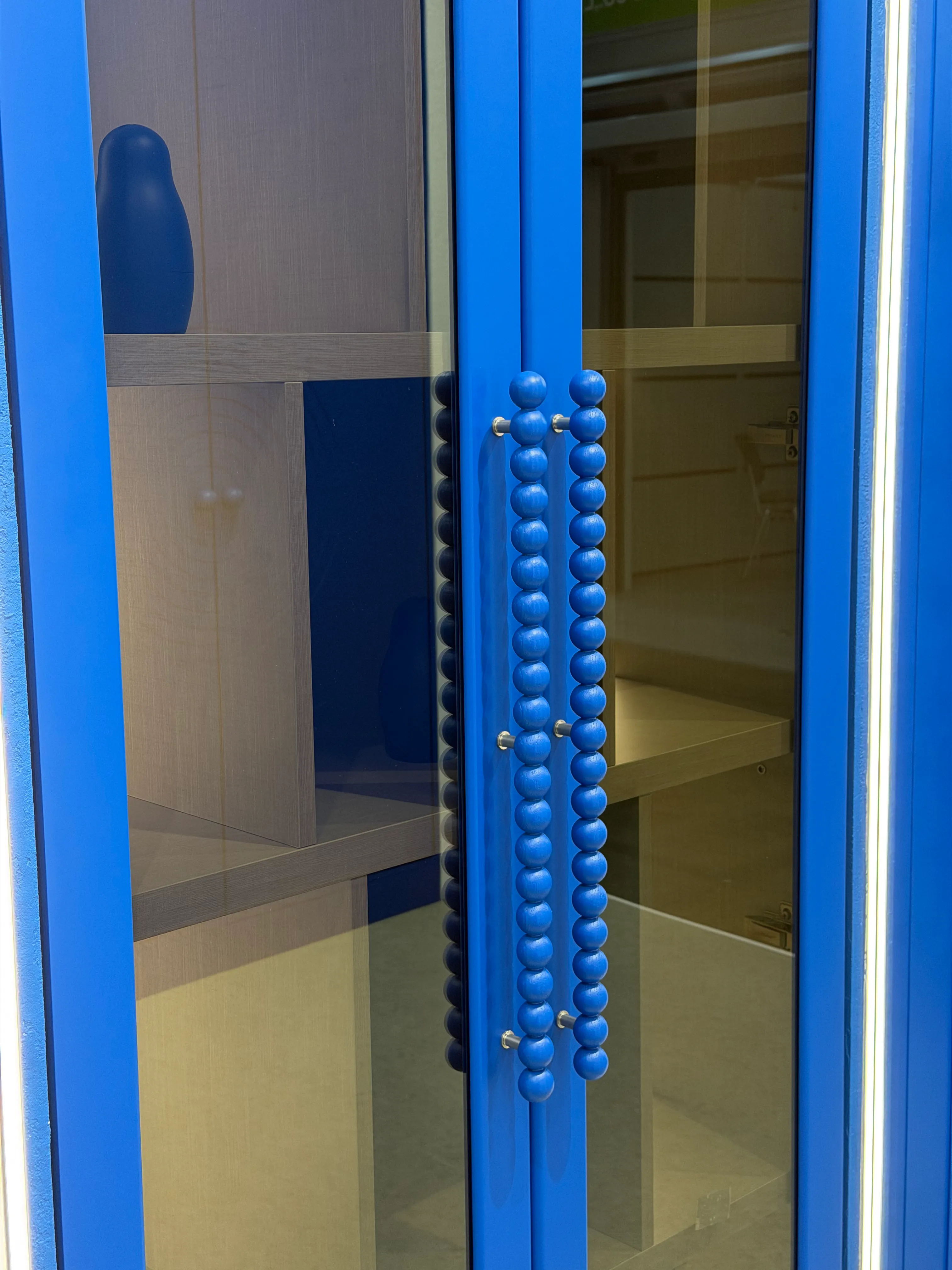 Витрина в синем цвете