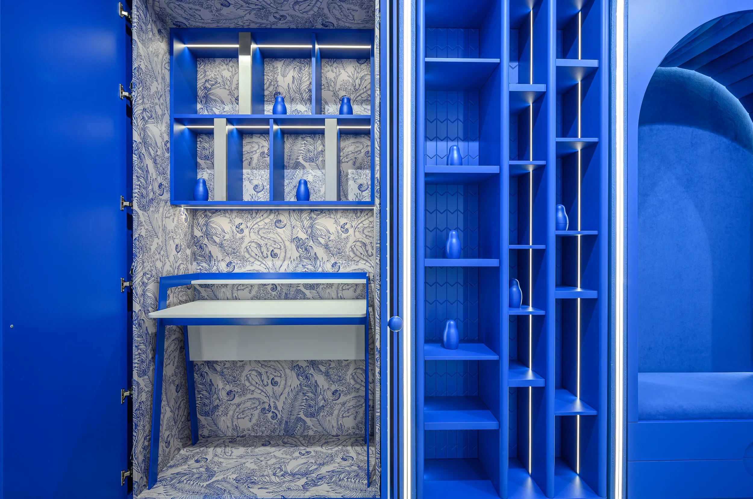 Рабочая зона с поворотно-задвижной системой