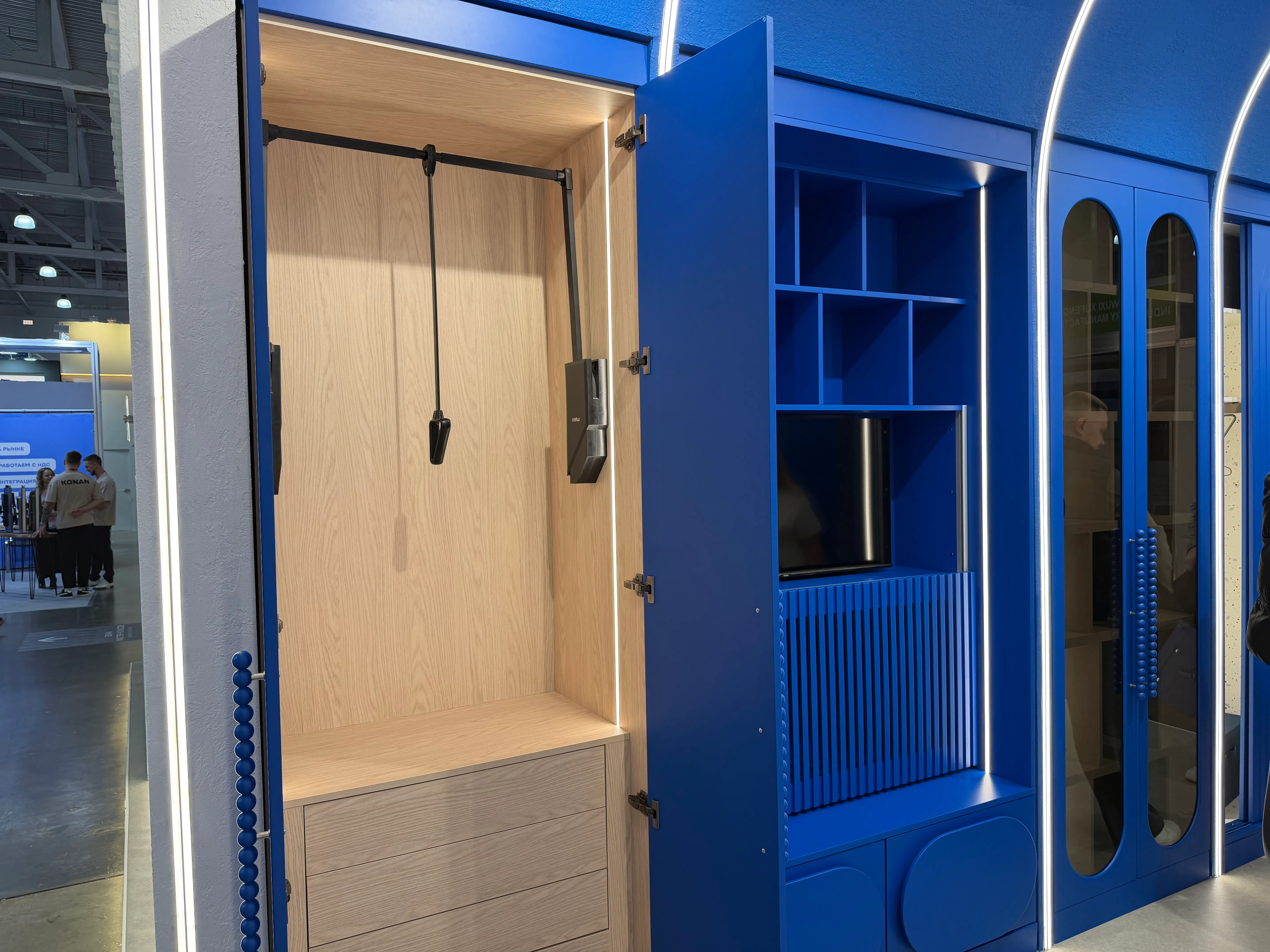 Распашной шкаф с ящиками 