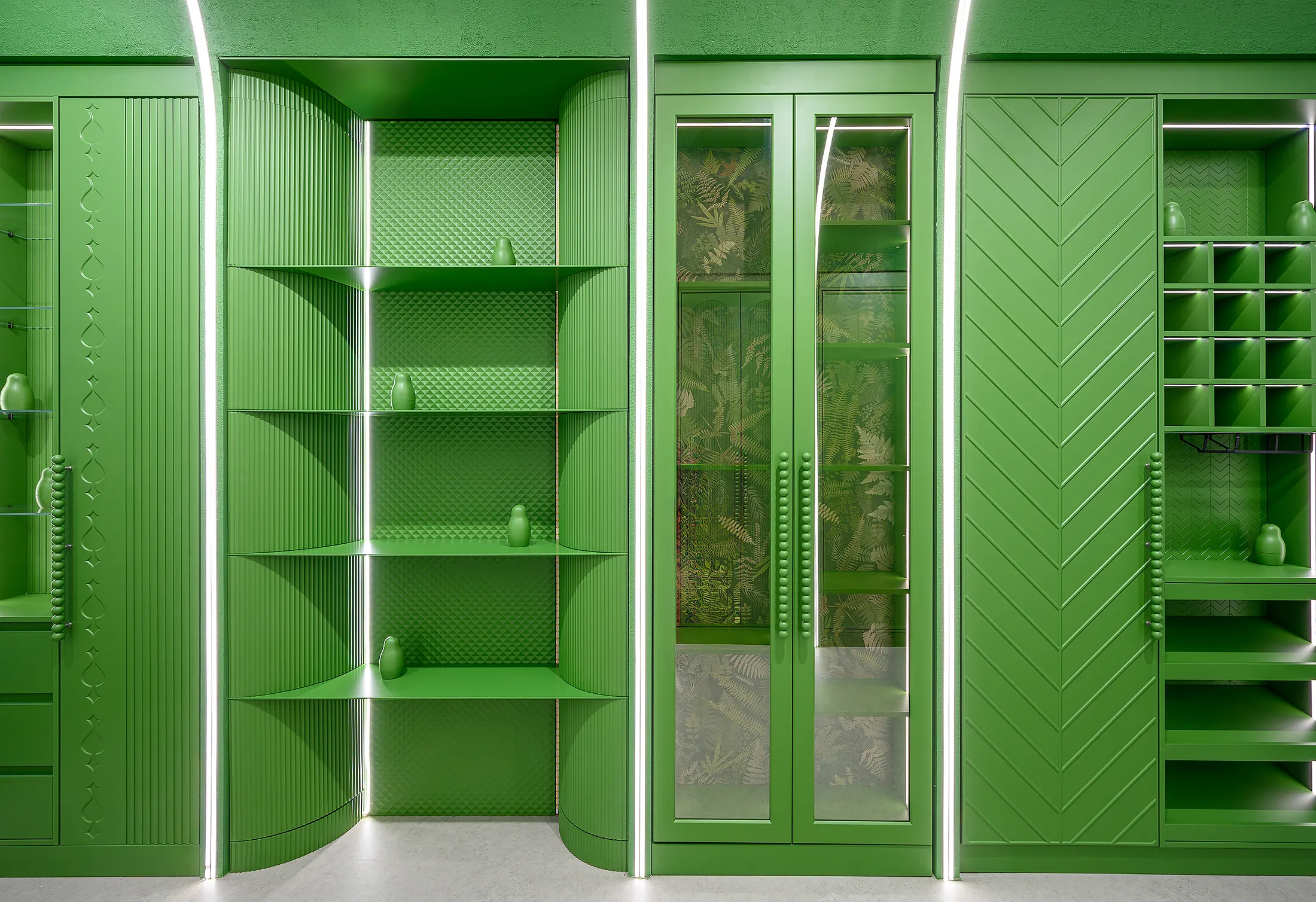 Радиусный стеллаж и витрина