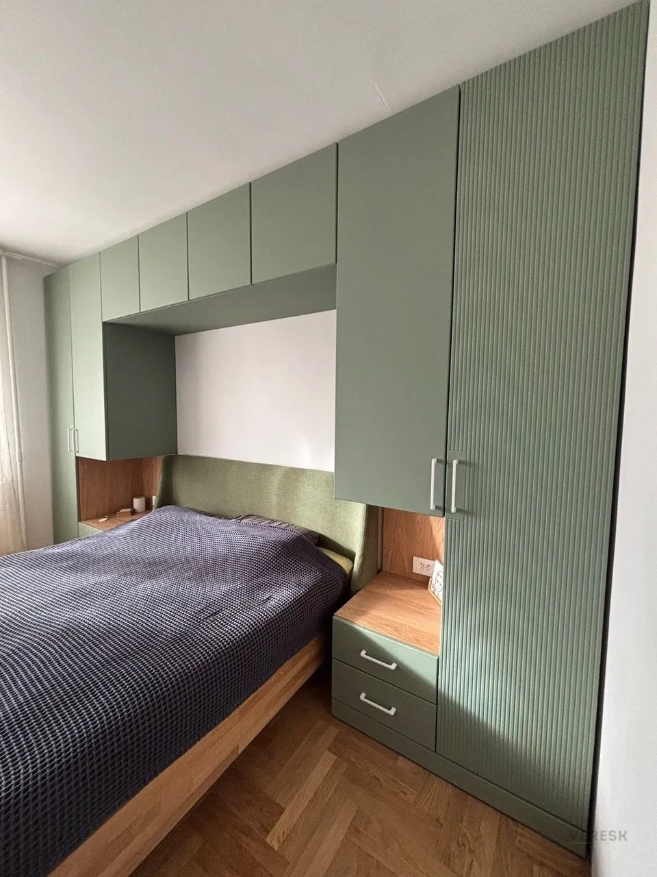 Шкаф по всей стене в спальню