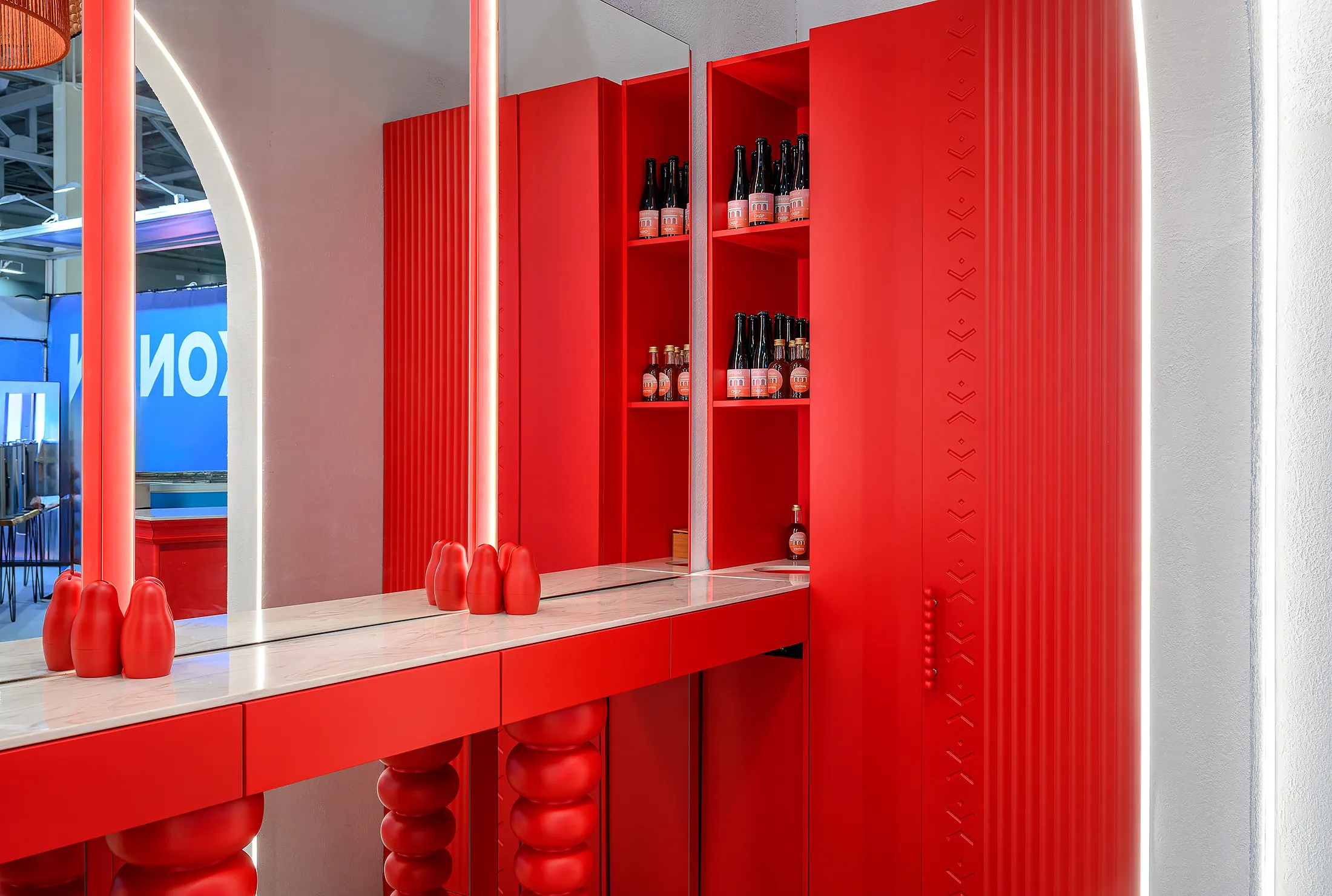 Барная стойка с зеркальной зоной