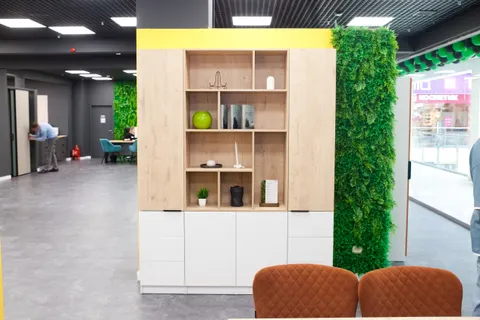 Чем стеллаж отличается от шкафа: что выбрать для хранения вещей?